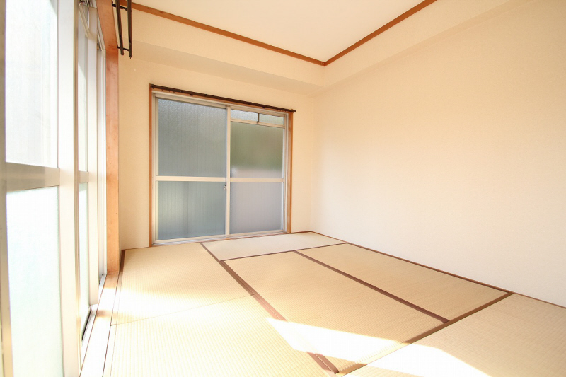 Other room space. Japanese-style room is a 6-tatami rooms. 