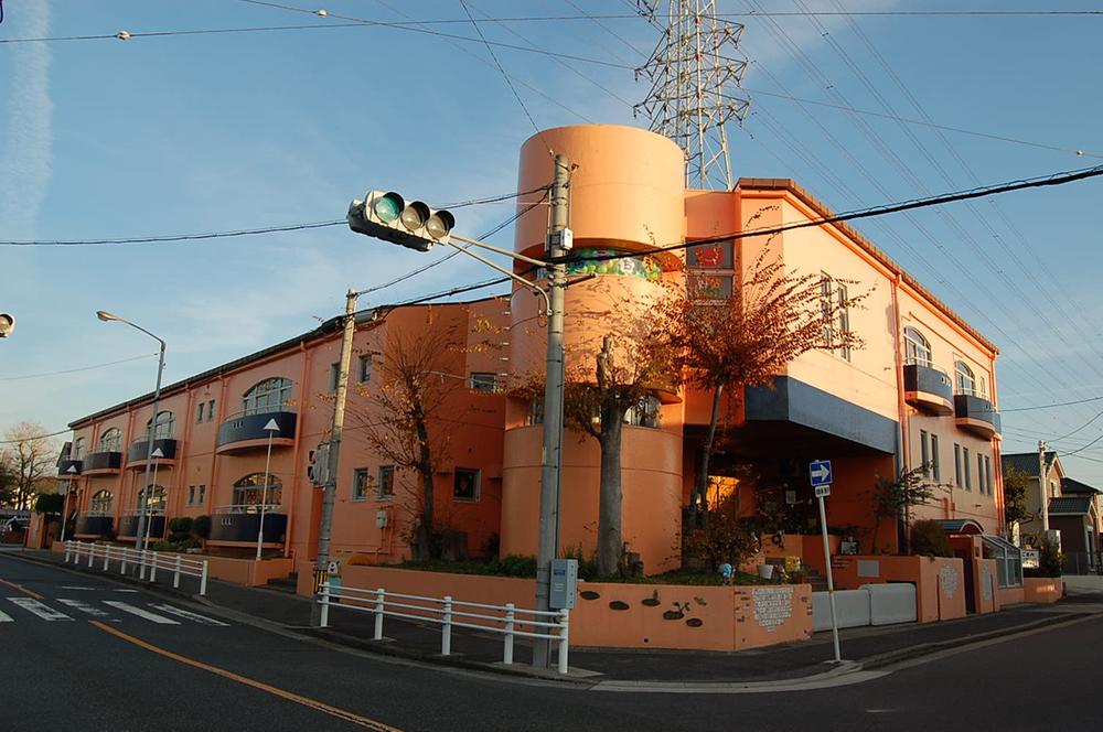 kindergarten ・ Nursery. 380m to the east, Kibune kindergarten "health ・ Human relations ・ environment ・ word ・ Comprehensive childcare the five areas of expression. ". There is also a time of English by the Physical Education and foreign instructors.