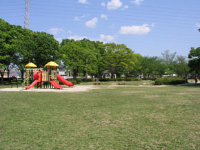 Other Environmental Photo. Makinogaike to green space 470m 6-minute walk. The way from the Town, One crosswalk. Road with a flat sidewalk. There is also a financial institution such as the Bank of Nagoya, Ltd. (450m) and the post office in the middle