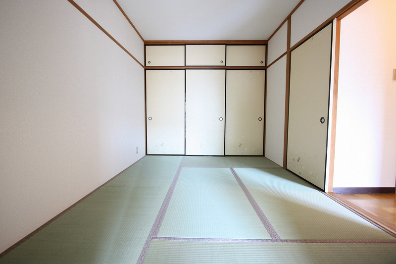 Other room space. There is also a Japanese-style room. Is tatami clean. 