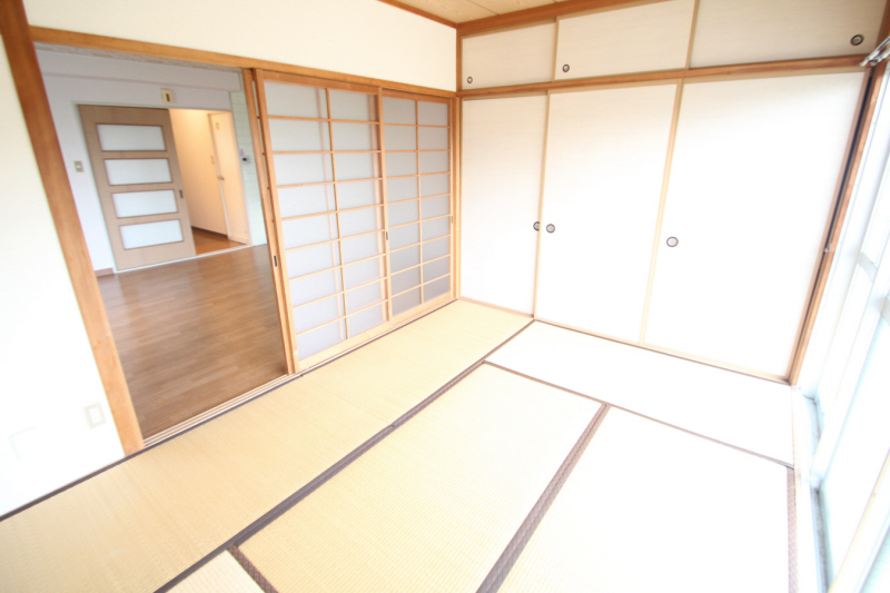 Other room space. I Yappa tatami settles