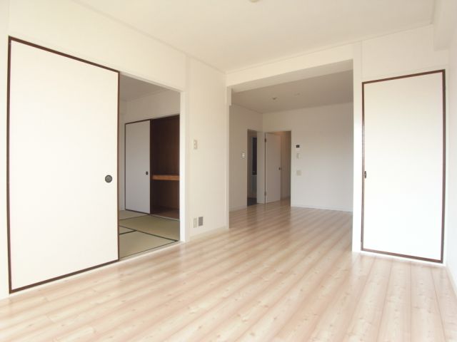 Living and room. Bright living room, It is adjacent of the Japanese-style room is good and easy to use