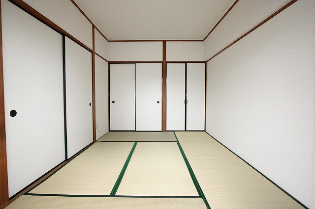 Living and room. Tatami is also good.