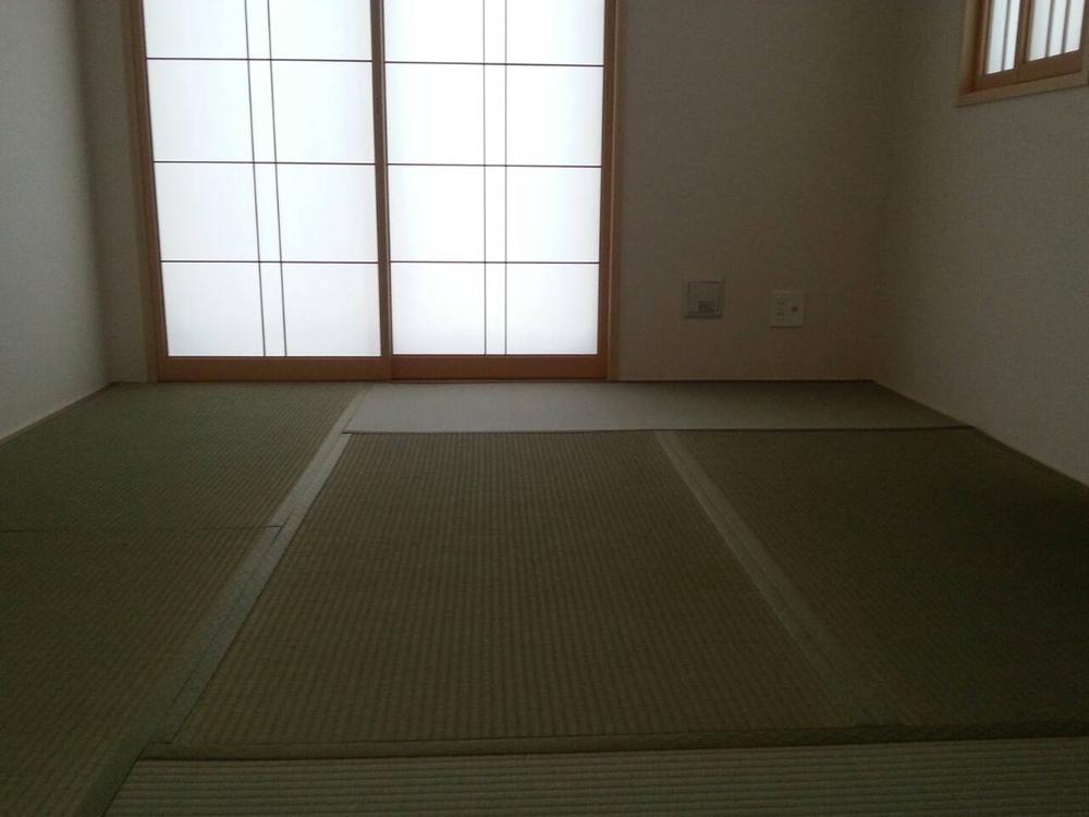 Non-living room. Living adjacent of Japanese-style room