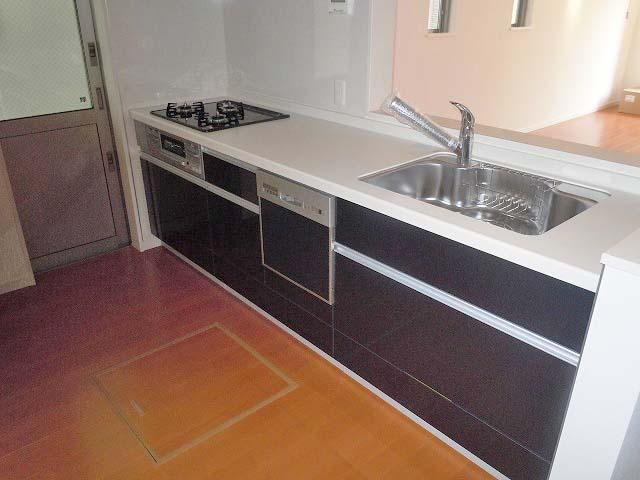 Kitchen. Indoor (August 16, 2013) Shooting Built-in dishwasher ・ With under-floor storage! Is clean comfortable glass top stove (three-necked)