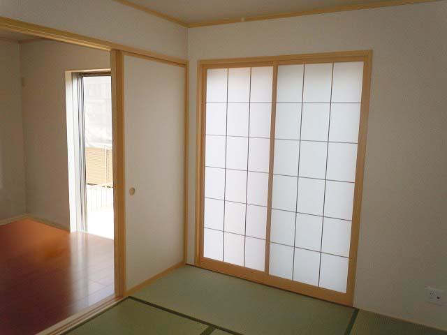 Non-living room. Japanese-style room is adjacent to the living room, This open floor plan!