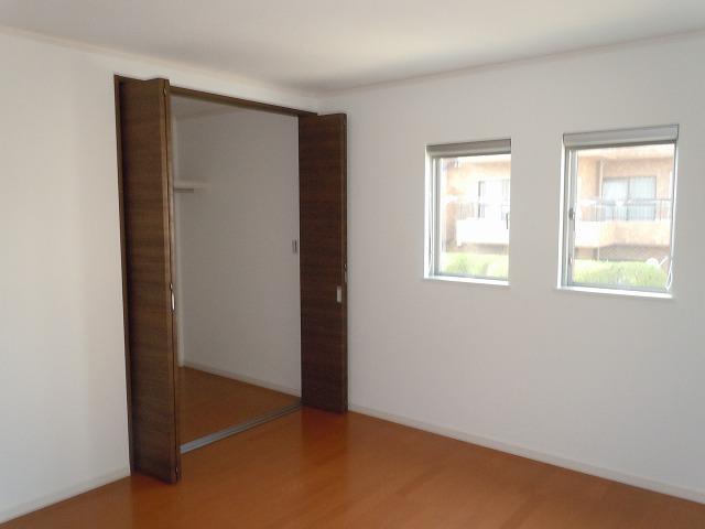 Non-living room. 2 Kaikyoshitsu Walk-in is with a closet!