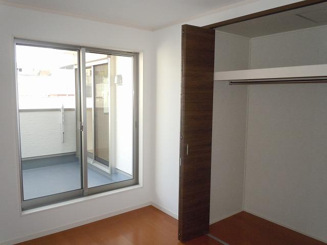 Non-living room. You can come and go on the balcony from the south 2 room!