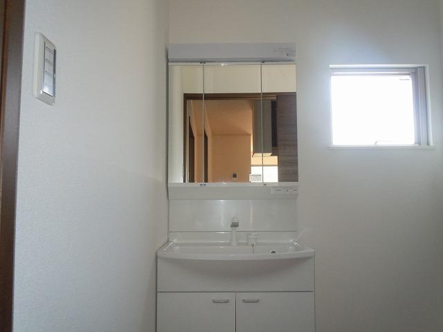 Wash basin, toilet. Three-sided mirror with a wide size of shampoo dresser