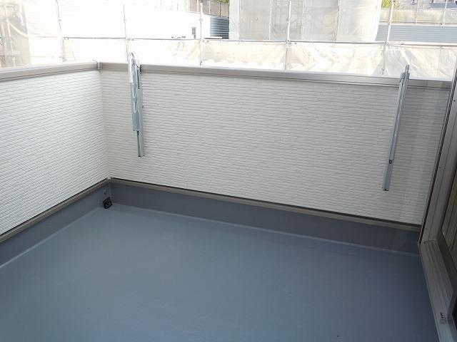 Balcony. Spacious 4.5 Pledge of balcony! Easy-to-use is a good square! Use colorful as outdoor second living! !