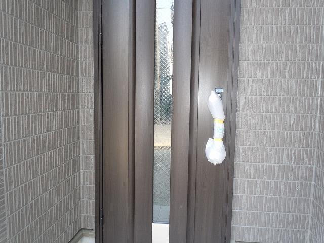Entrance. Keyless door. IC card key! ! Color monitor is equipped with intercom!
