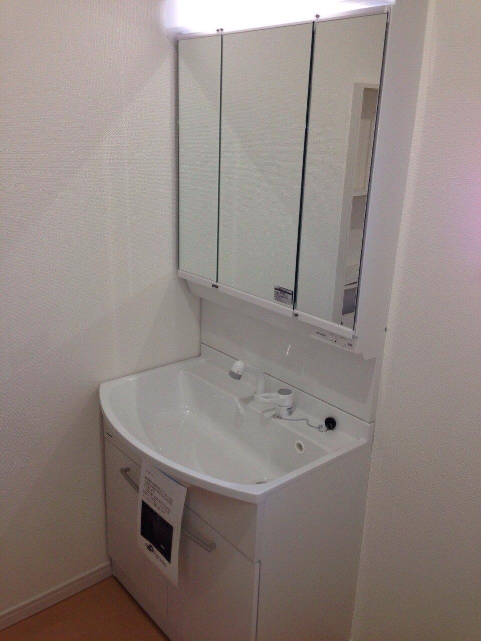 Wash basin, toilet. Shampoo dresser! ! 