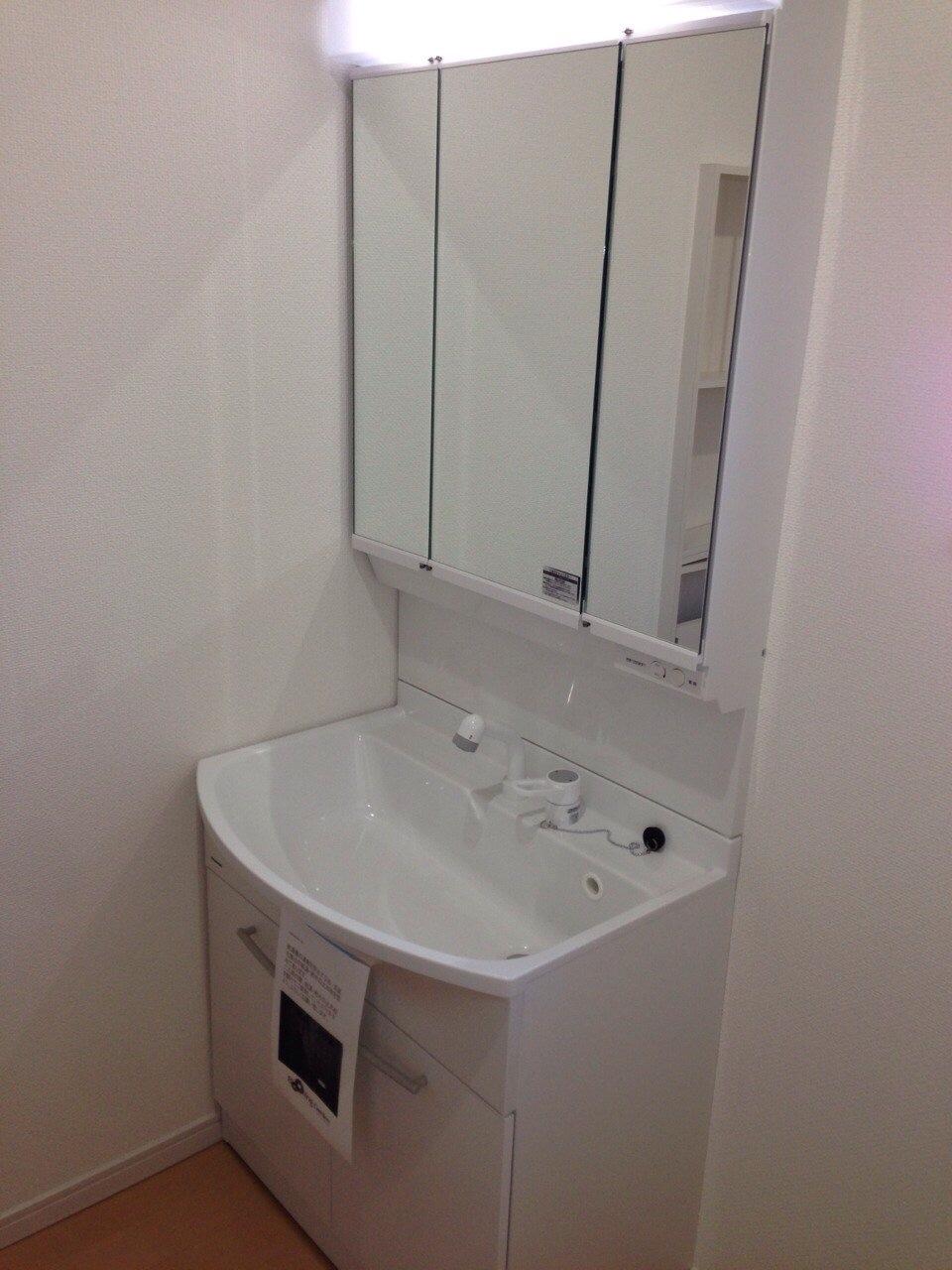 Wash basin, toilet. Shampoo dresser! !