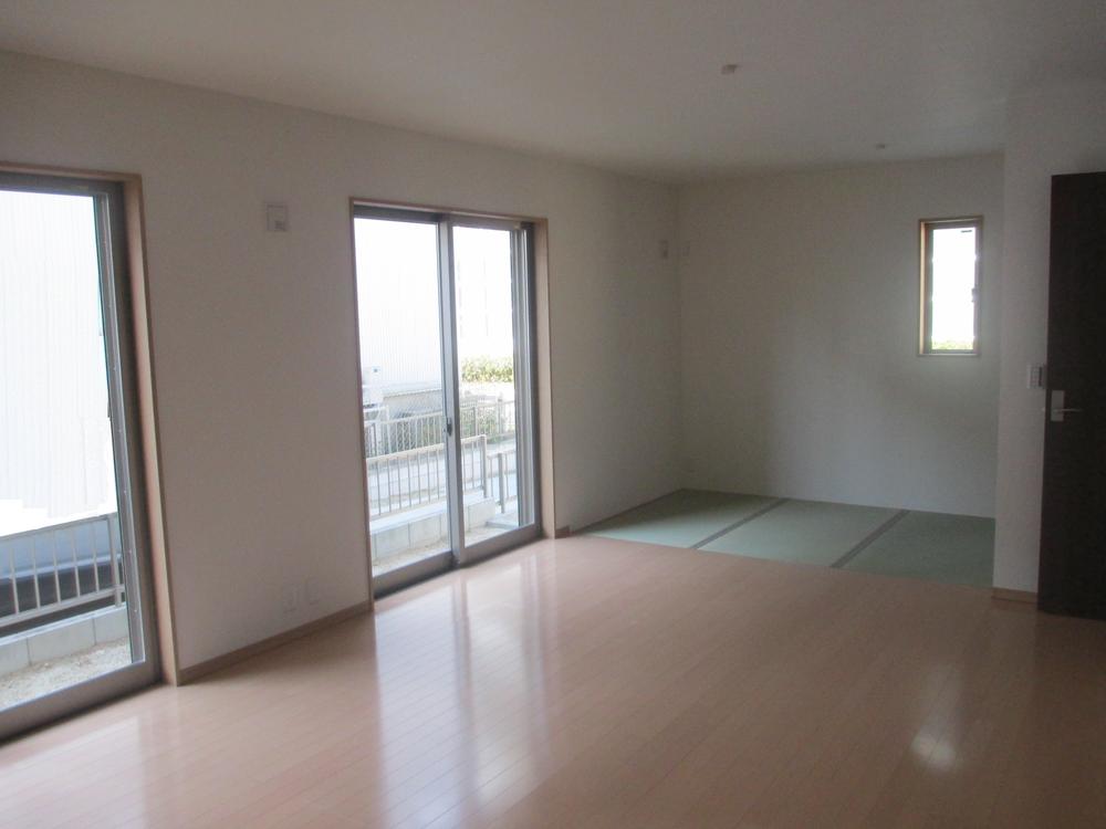 Living. Tatami mat in the living has continued in flat. 1 Building