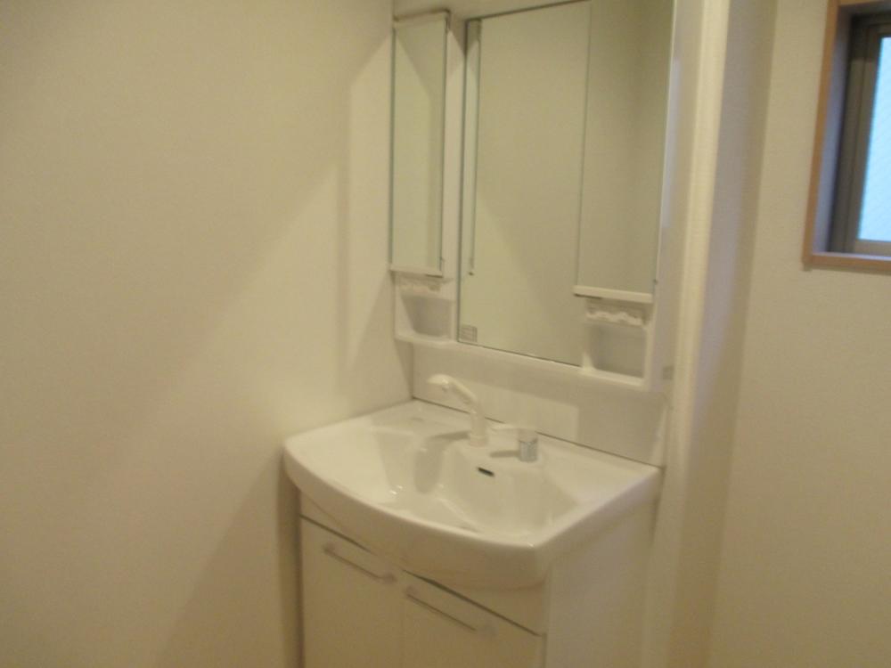 Wash basin, toilet