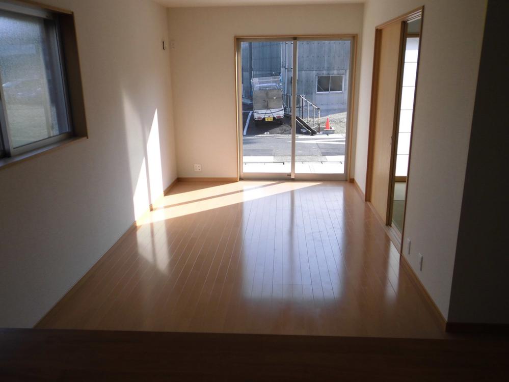 Living. please look! Insert the light! Bright living room is a must-see.