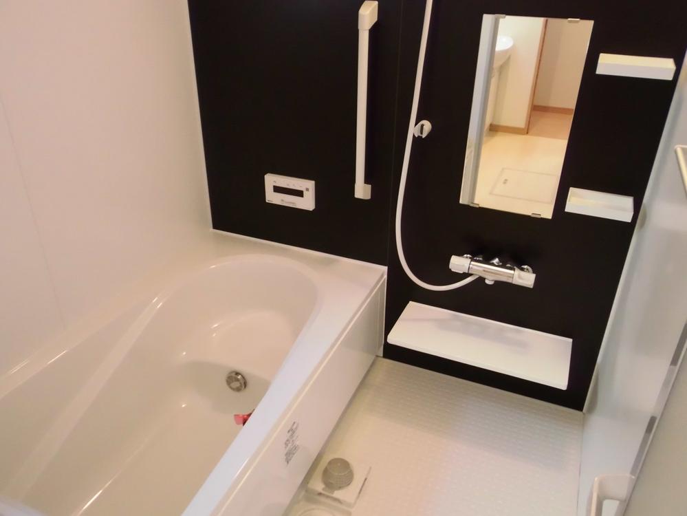 Bathroom. Spacious bath, Since it is equipped with bathroom dryer, Let dry out even a little laundry.