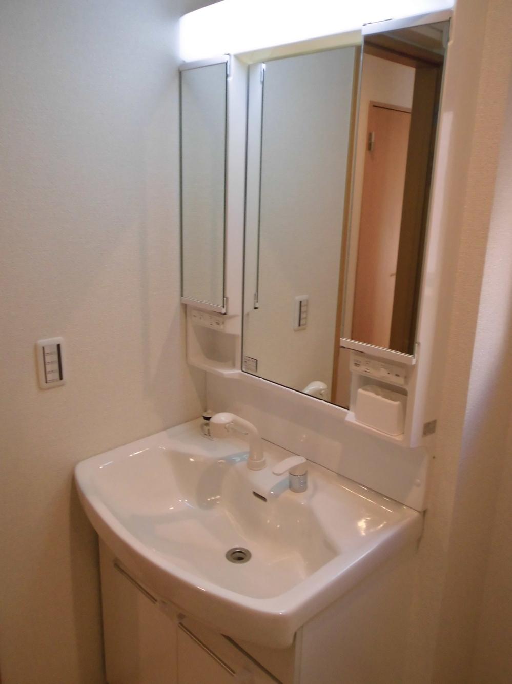 Wash basin, toilet. Storage rich vanity in the three-sided mirror is a busy time of the morning, You will spend comfortably.