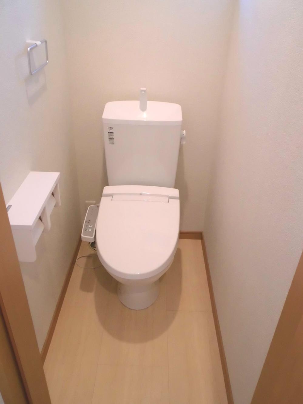 Toilet. When the re-cover only one side of the wallpaper, Jerk and tightens, I look fashionable.