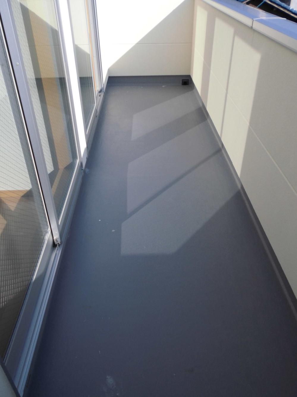 Balcony. Although the common cause of the leak in the roof is this balcony, Of 10-year waterproof warranty, It is a firm support.
