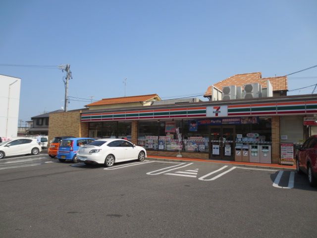 Convenience store. 330m to Seven-Eleven (convenience store)