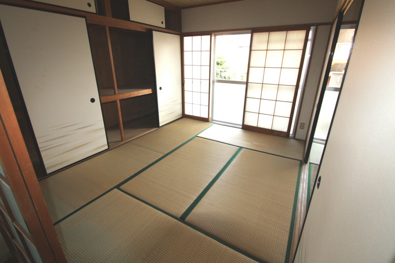 Living and room. With closet with upper closet ・ It will be sunny Japanese-style.