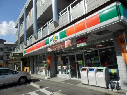 Convenience store. 586m until Thanksgiving Canare 3-chome