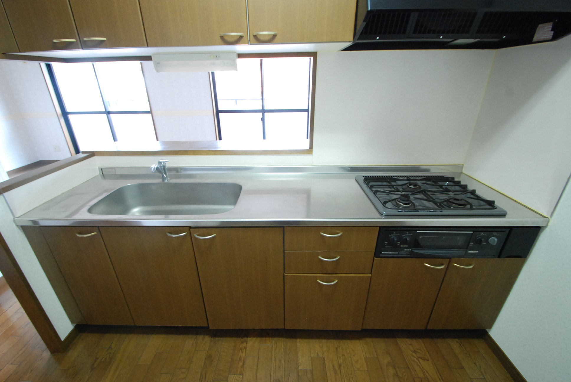 Kitchen. 3-burner stove system Kitchen