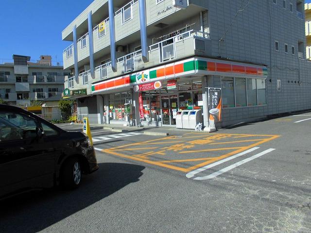 Convenience store. 200m until Thanksgiving Canare 3-chome