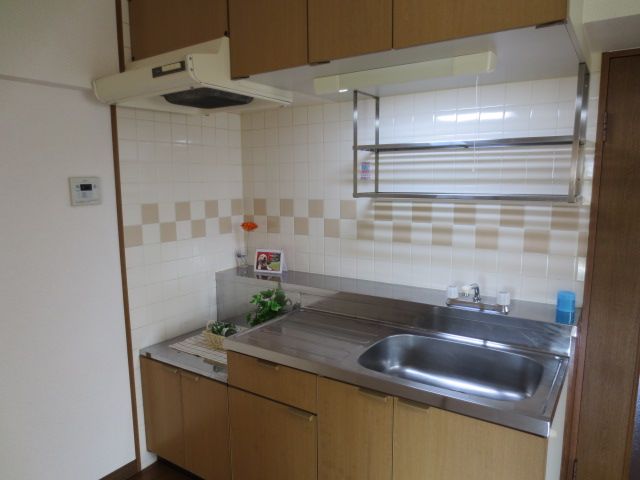 Kitchen. Gas stove can be installed