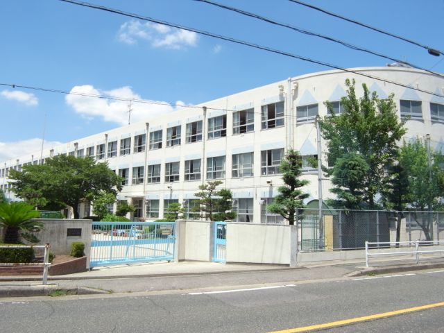 Primary school. Municipal Inokoishi up to elementary school (elementary school) 320m