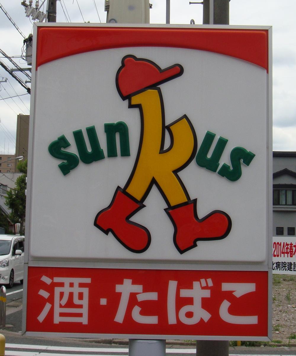 Convenience store. 576m until Thanksgiving Canare 3-chome