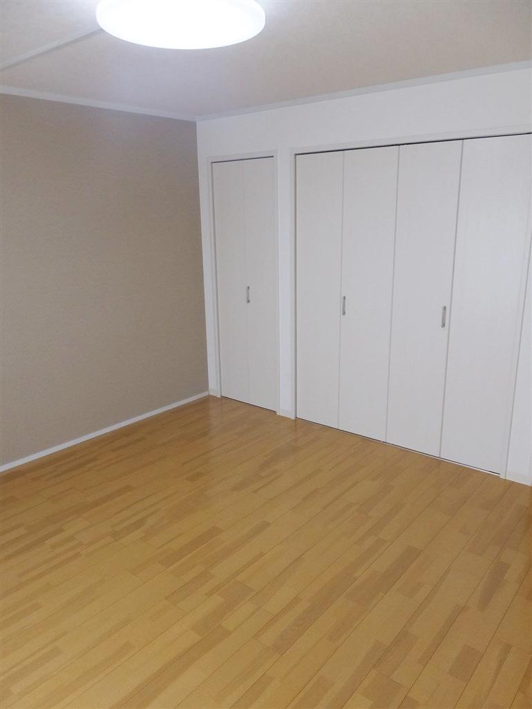 Non-living room.  ■ Storage rich south Western-style