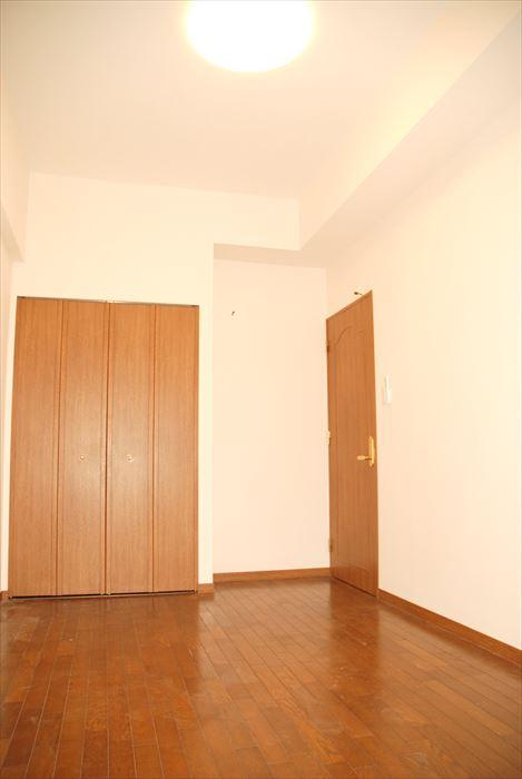 Non-living room. High-ceilinged Western-style