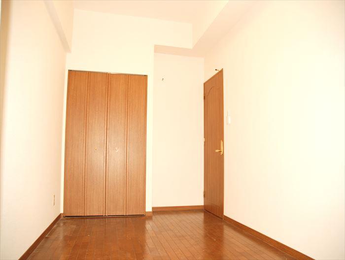 Non-living room. South-facing Western-style