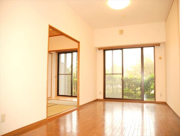 Living. Spacious living