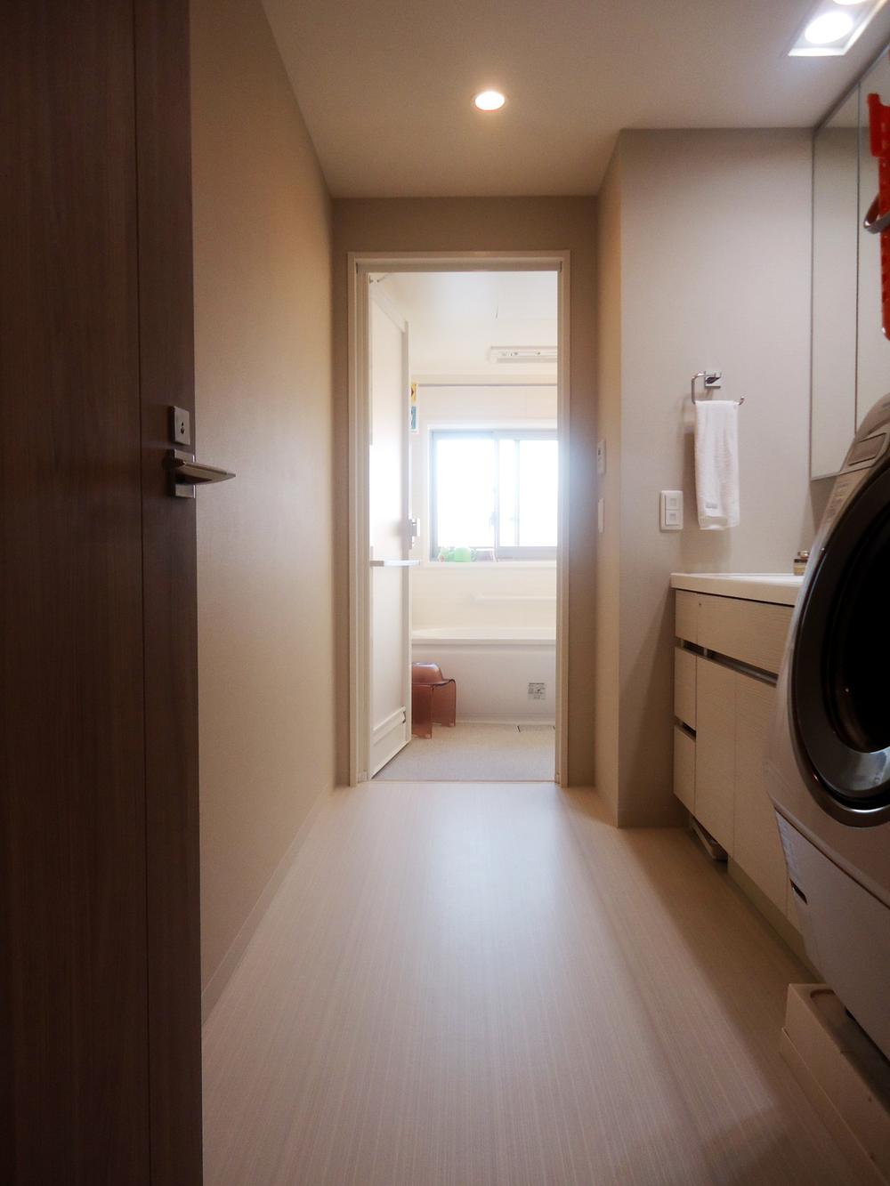 Wash basin, toilet. Indoor (10 May 2013) Shooting
