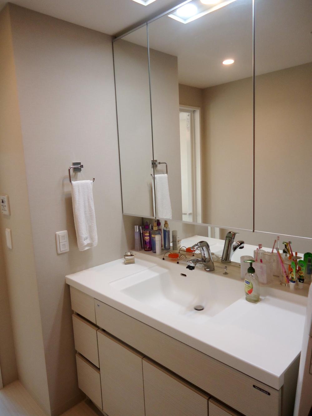 Wash basin, toilet. Indoor (10 May 2013) Shooting