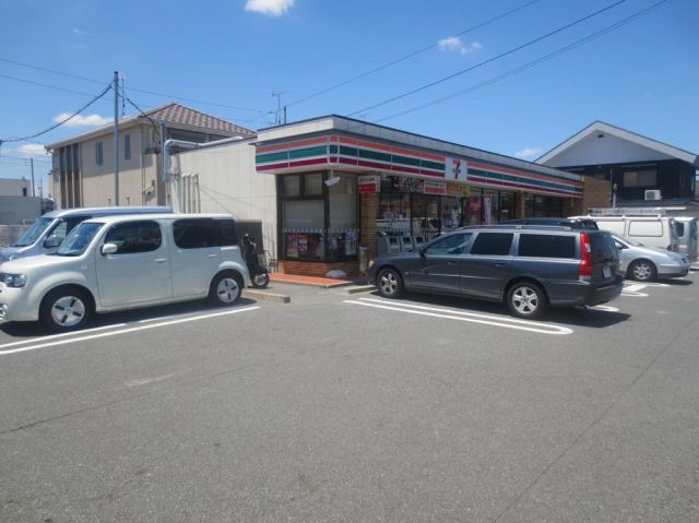 Convenience store. 330m to Seven-Eleven (convenience store)