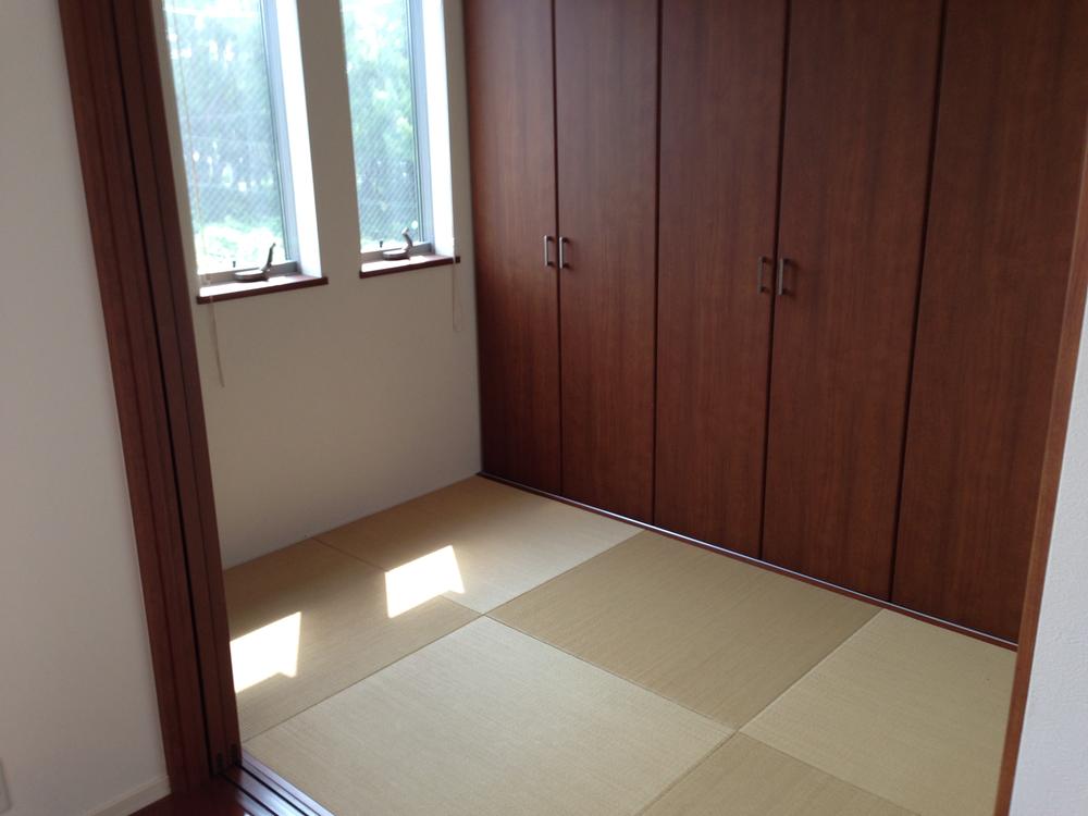 Non-living room. Is a Japanese-style room that is in contact with the living, Plenty of storage Well (August 2013) Shooting