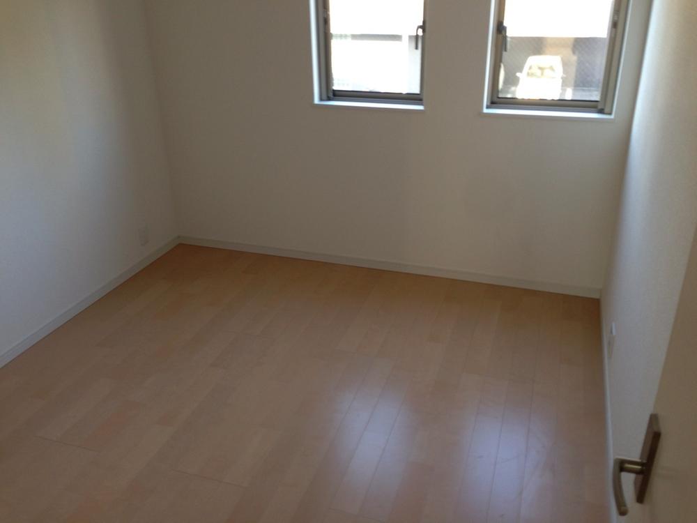 Non-living room. 5.25 Pledge Western-style