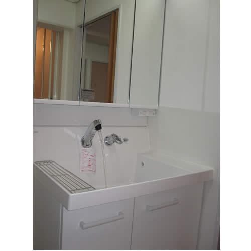 Wash basin, toilet. Wash basin equipped with a three-sided mirror is already new goods exchange.