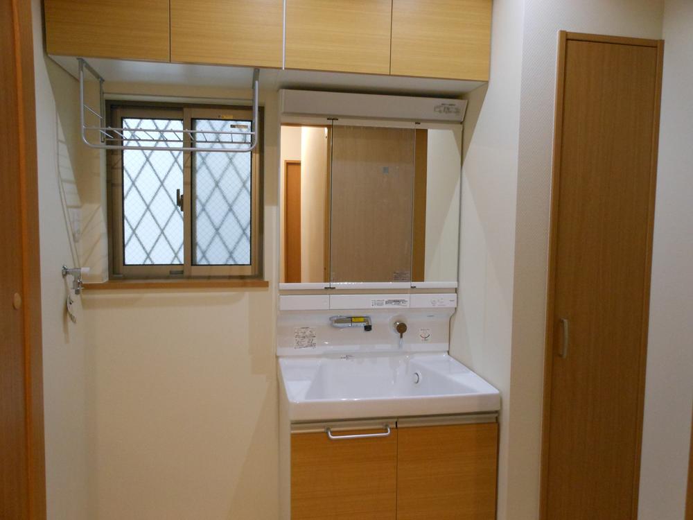 Wash basin, toilet. Housed plenty of washroom (10 May 2013) Shooting