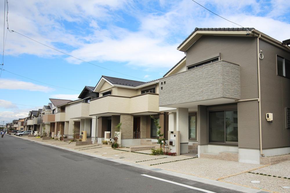 Local appearance photo. Such as the roof of the shape and the outer wall of the decoration, While conscious of one house one House distinctive exterior design, Outdoor facility ・ Planting is to plan in the concept of a unified, Shape the beautiful streets. (E compartment 2013 November) shooting