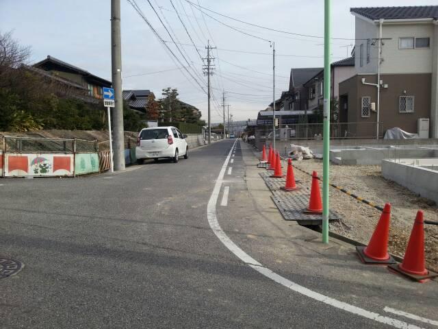 Local photos, including front road. Front road 6m