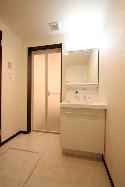 Washroom. Shampoo dresser ・ Mirror cabinet with heater