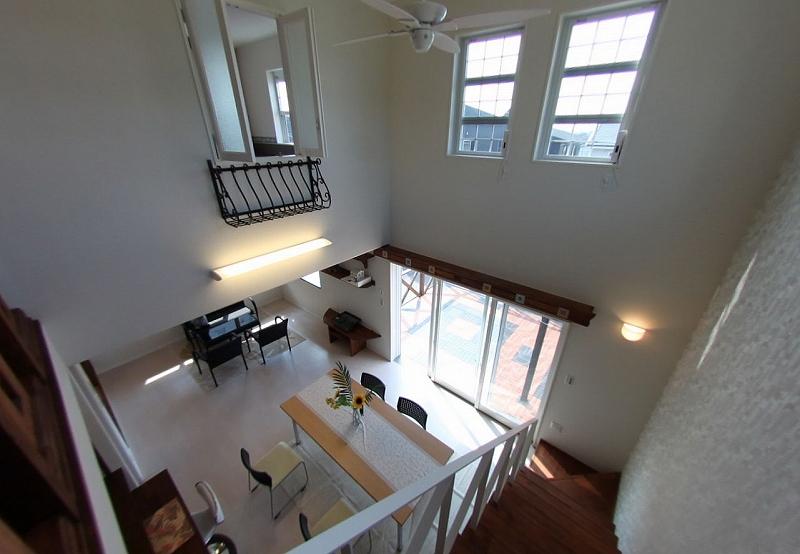 Non-living room.  Atrium part. This sense of openness is quite a thing