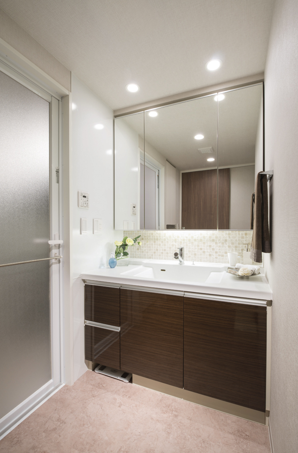 Bathing-wash room.  [Powder Room] Storage space is provided that can organize small items such as cosmetics, Stop heater with a three-sided mirror have been installed cloudy. You can clean and is around counter (R type model room)