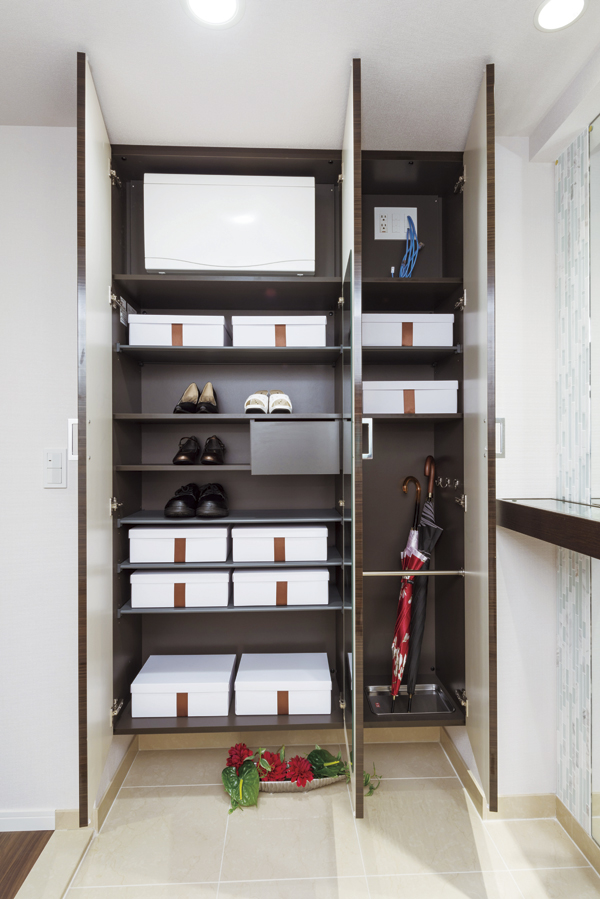 Receipt.  [Shoe box] Storage rich tall type of shoe box. On the back of the door is equipped with a full-length mirror mirror to help grooming check (same specifications)