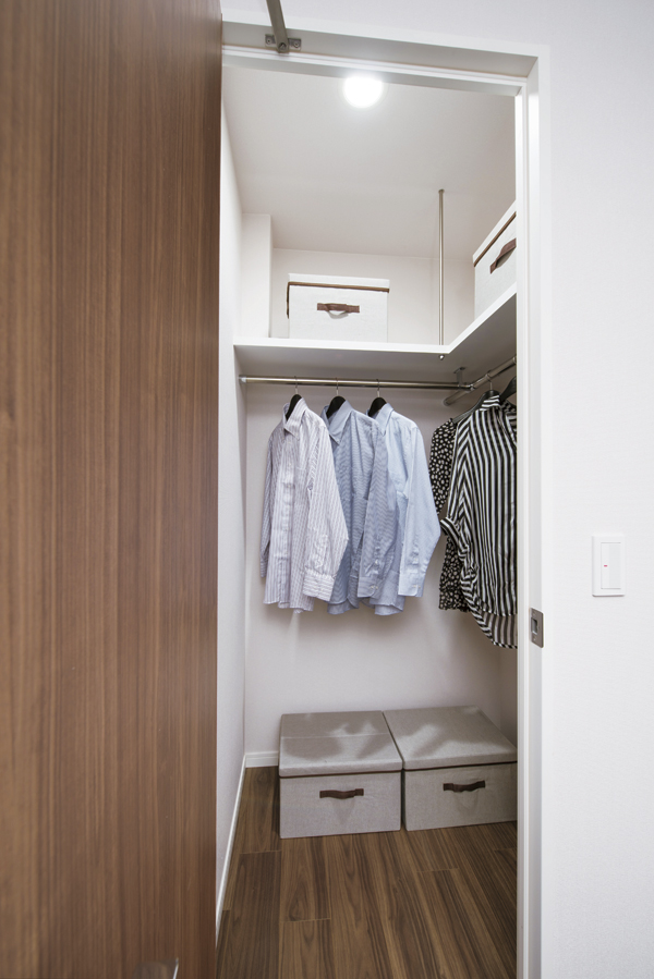 Receipt.  [Walk-in closet] Convenient pipe hanger and fixed shelf have been installed in the clothing of the storage. You can also efficiently organize a variety of luggage (same specifications)